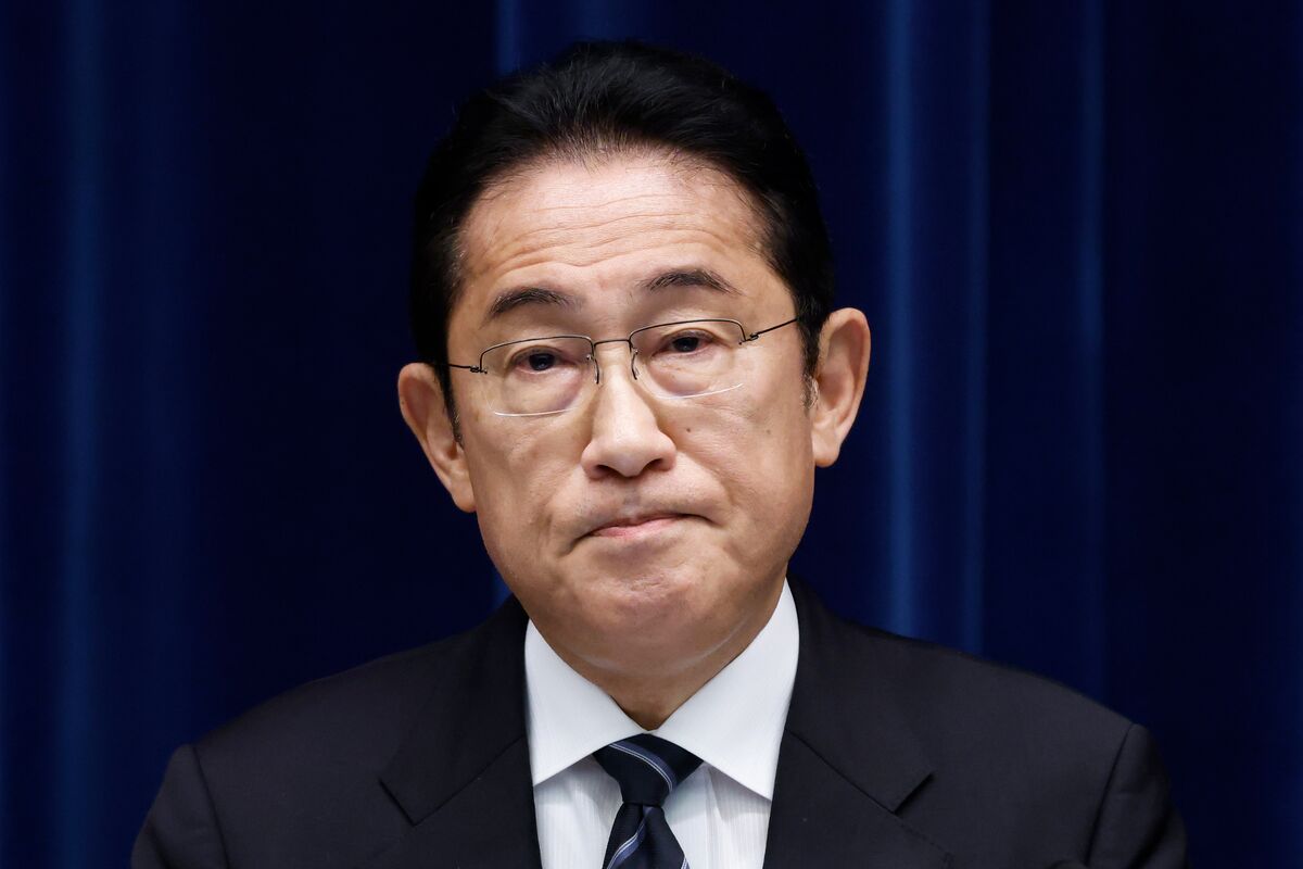 Japan’s Leader Is So Unpopular He’s Struggling to Give Money Away