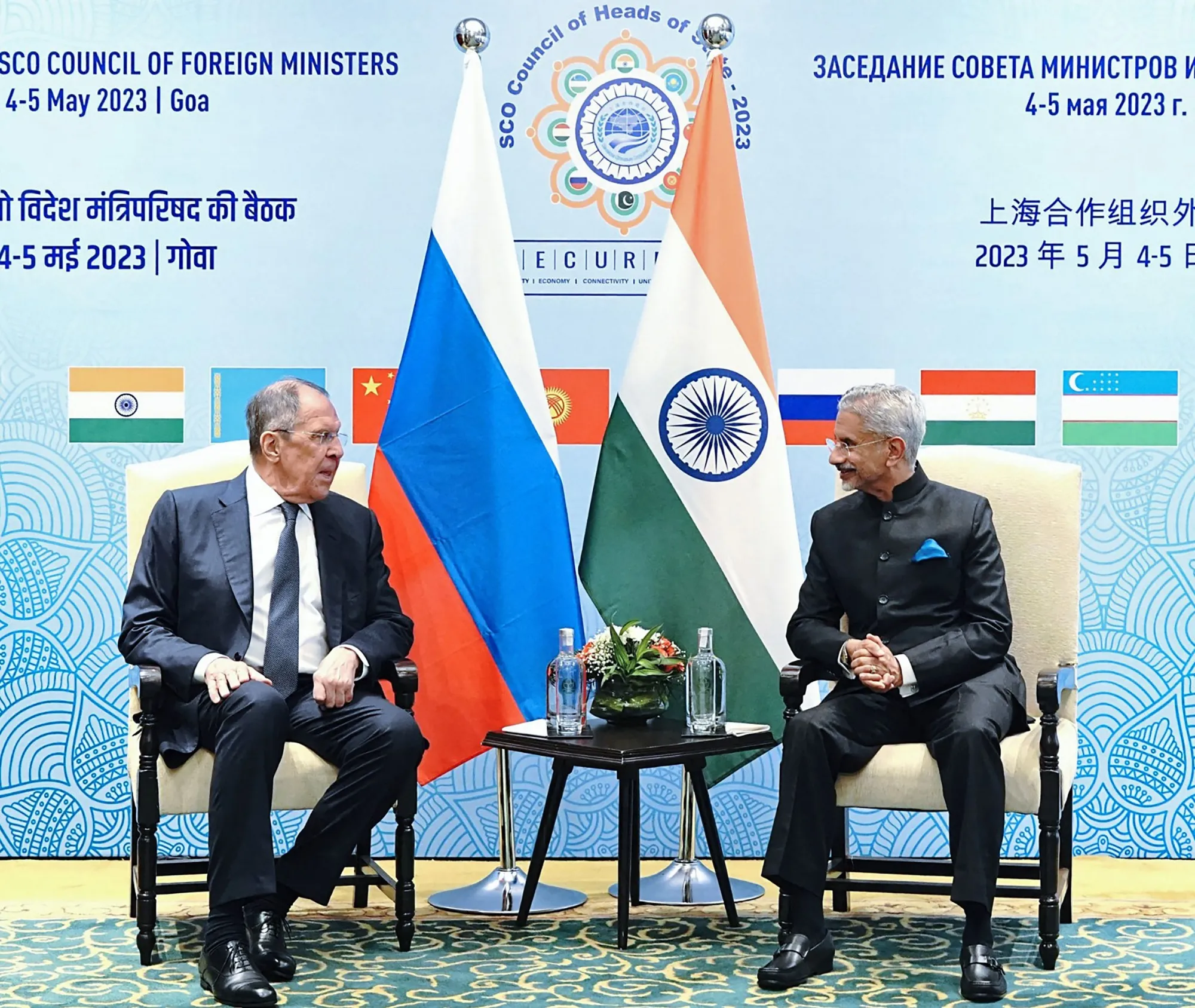 Sergei Lavrov with India's Foreign Minister Subrahmanyam Jaishankar, in Goa, on May 4.
