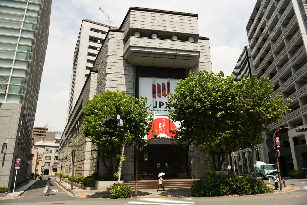 Investors Seek Bigger Payouts From Japan Tech's Cash Hoard - Bloomberg