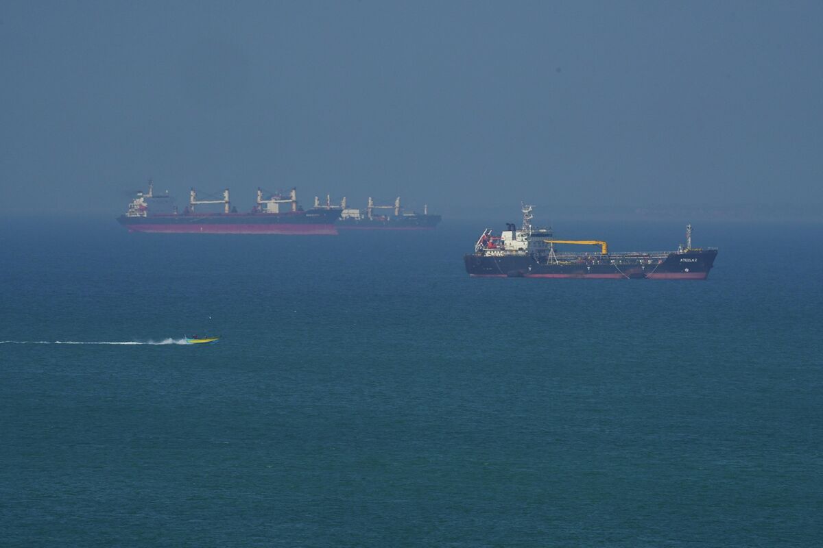 U.S. Maintains Iran Blockade as War Lifts Crude Prices