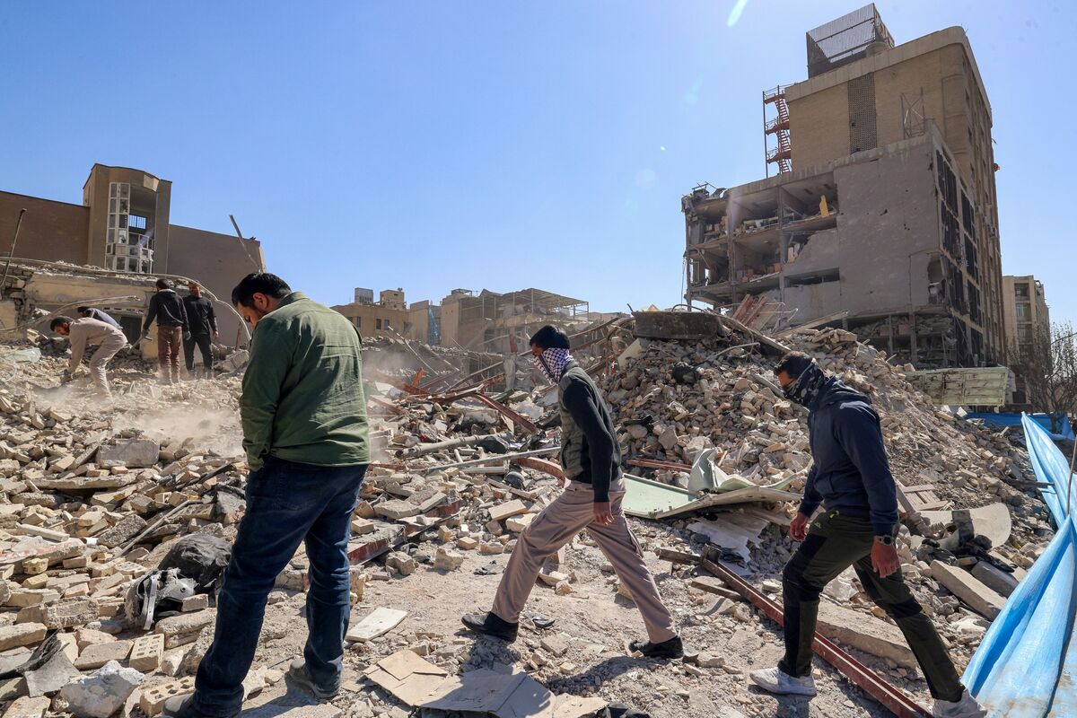 Bond Traders Already Had Their Hands Full, ‘Then a War Breaks Out’ - Bloomberg.com