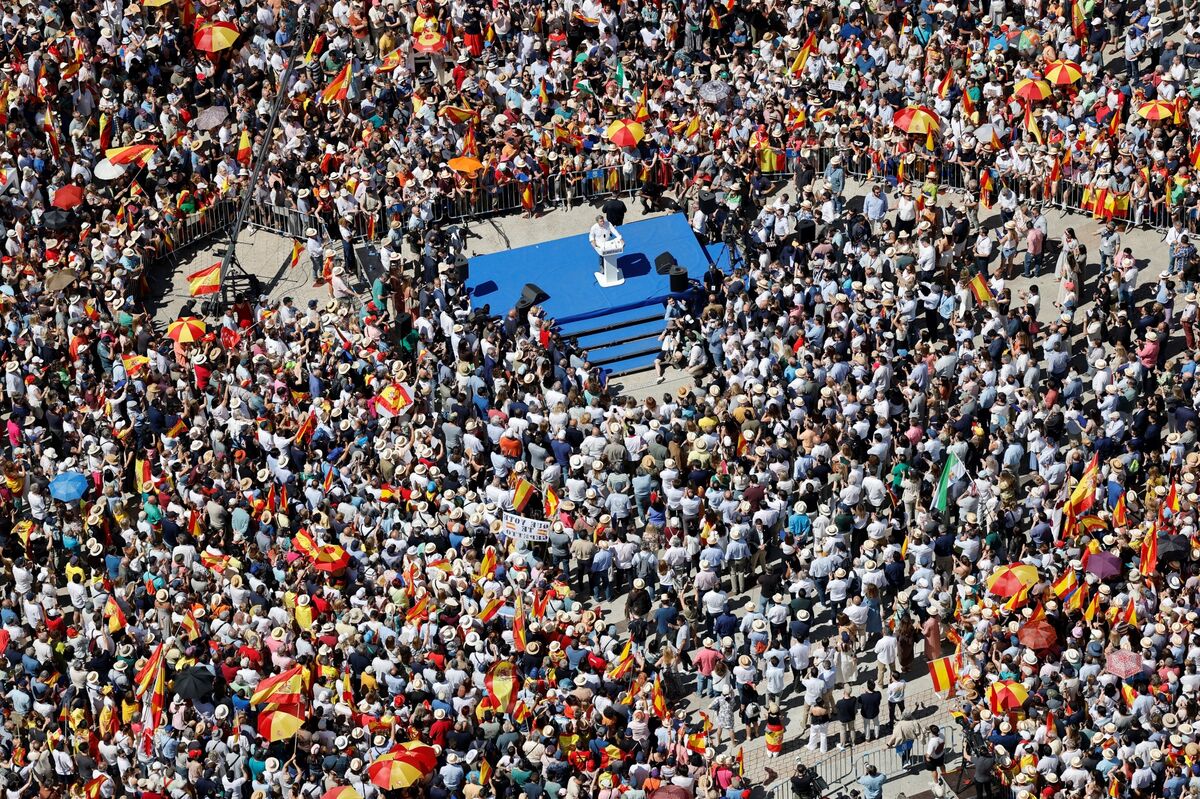 Spain Opposition Calls for Early Elections as Thousands Rally in Madrid