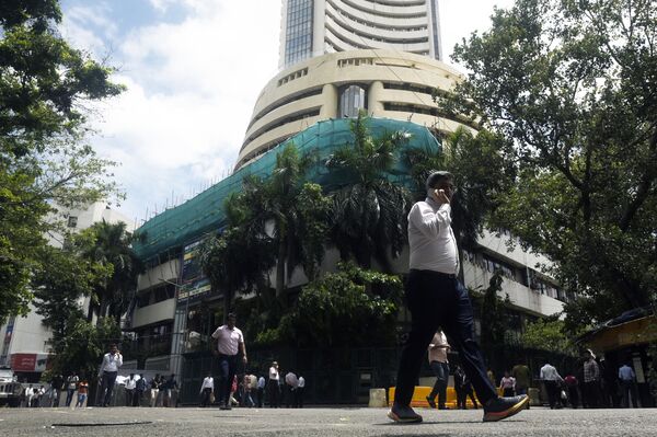 Indian Stocks Premium Over Asia Hits Record as Foreigners Return