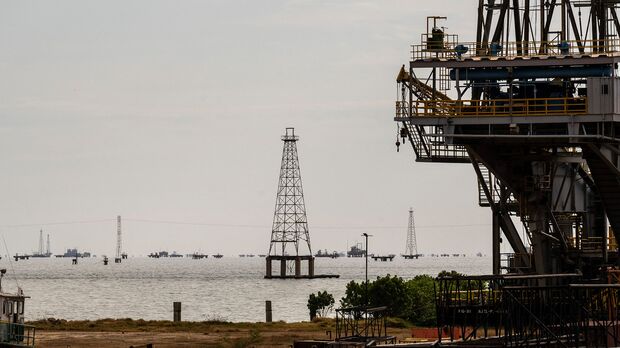 Trump announces deal for US control of Venezuelan oil; critics warn of neocolonial resource colony risks