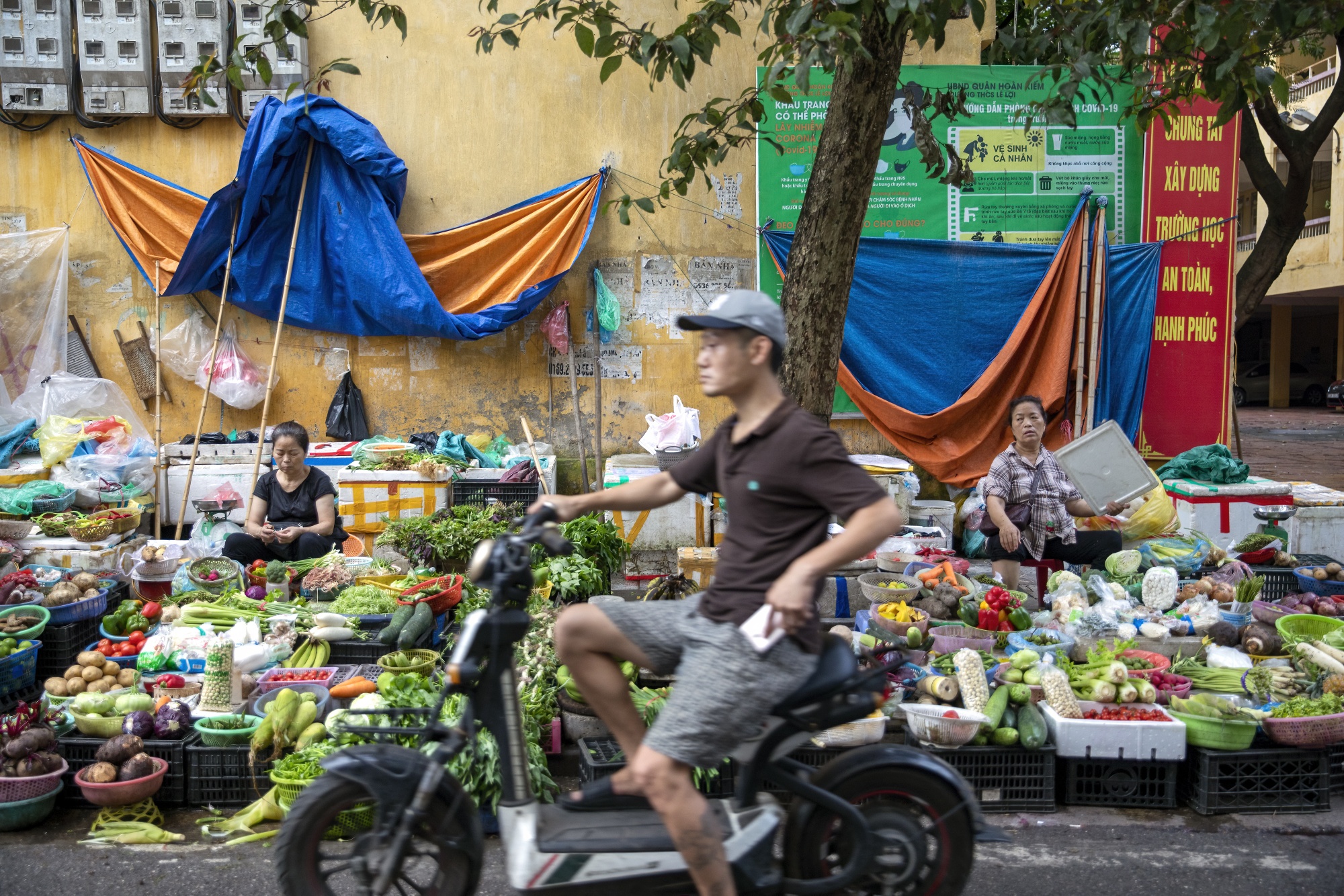 Vegetable vendors&nbsp;in Hanoi.
