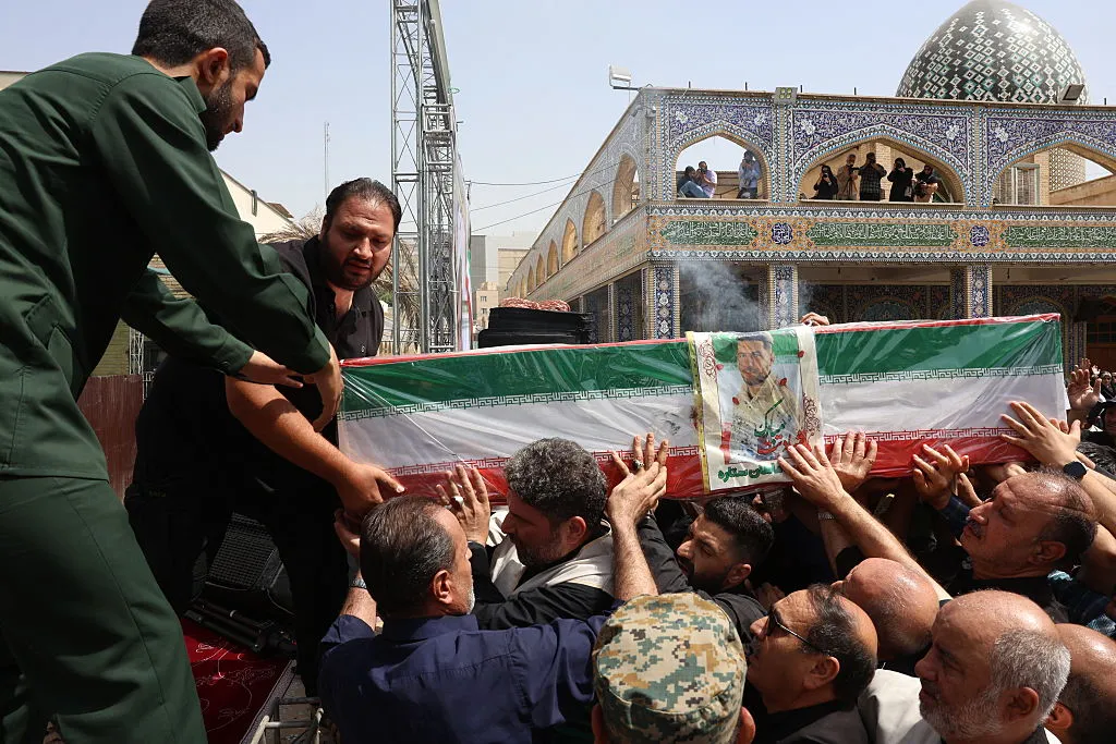 سوگواران در حال حمل تابوت یک سرباز ایرانی کشته شده در حمله اسرائیل، در تهران.عکاس: -/AFP/Getty Images