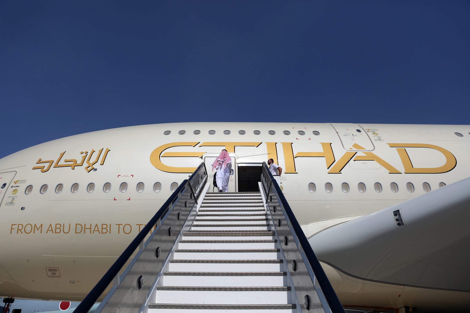 Etihad Trims First-Half Loss With Costs Cuts as Travel Returns - Bloomberg