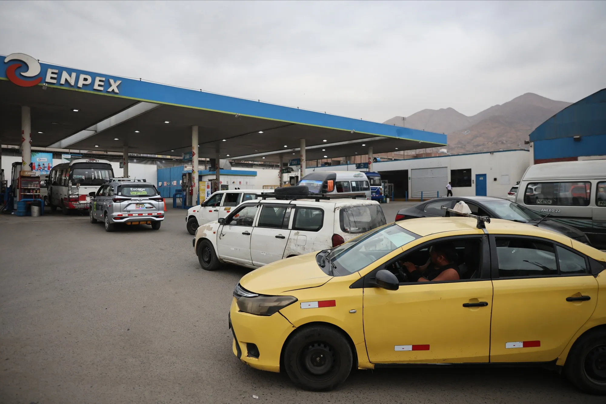 Vehicles in line at a gas station in Lima on March 3.