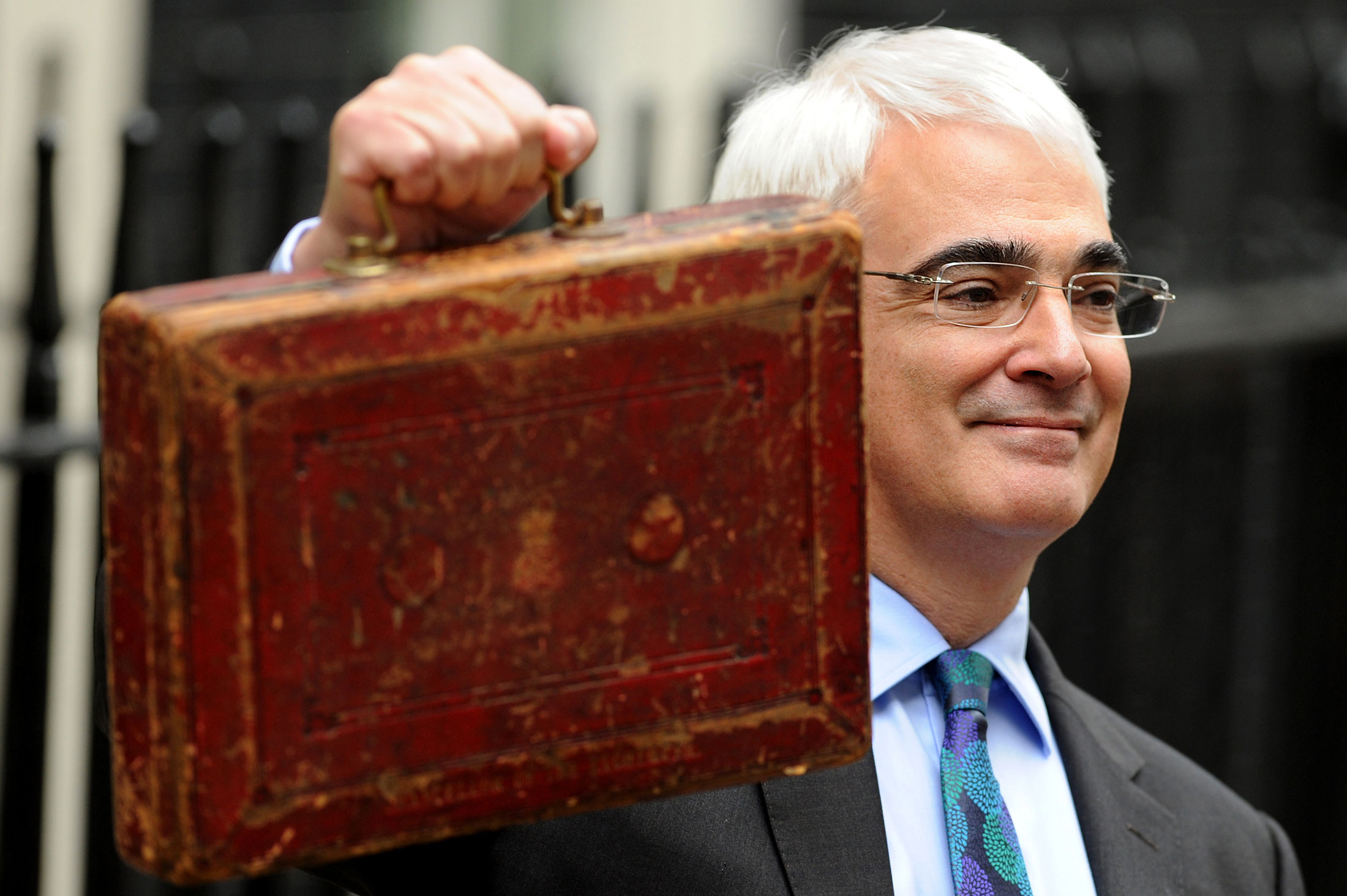 Alistair Darling, UK's Financial Crisis Chancellor, Dies - Bloomberg