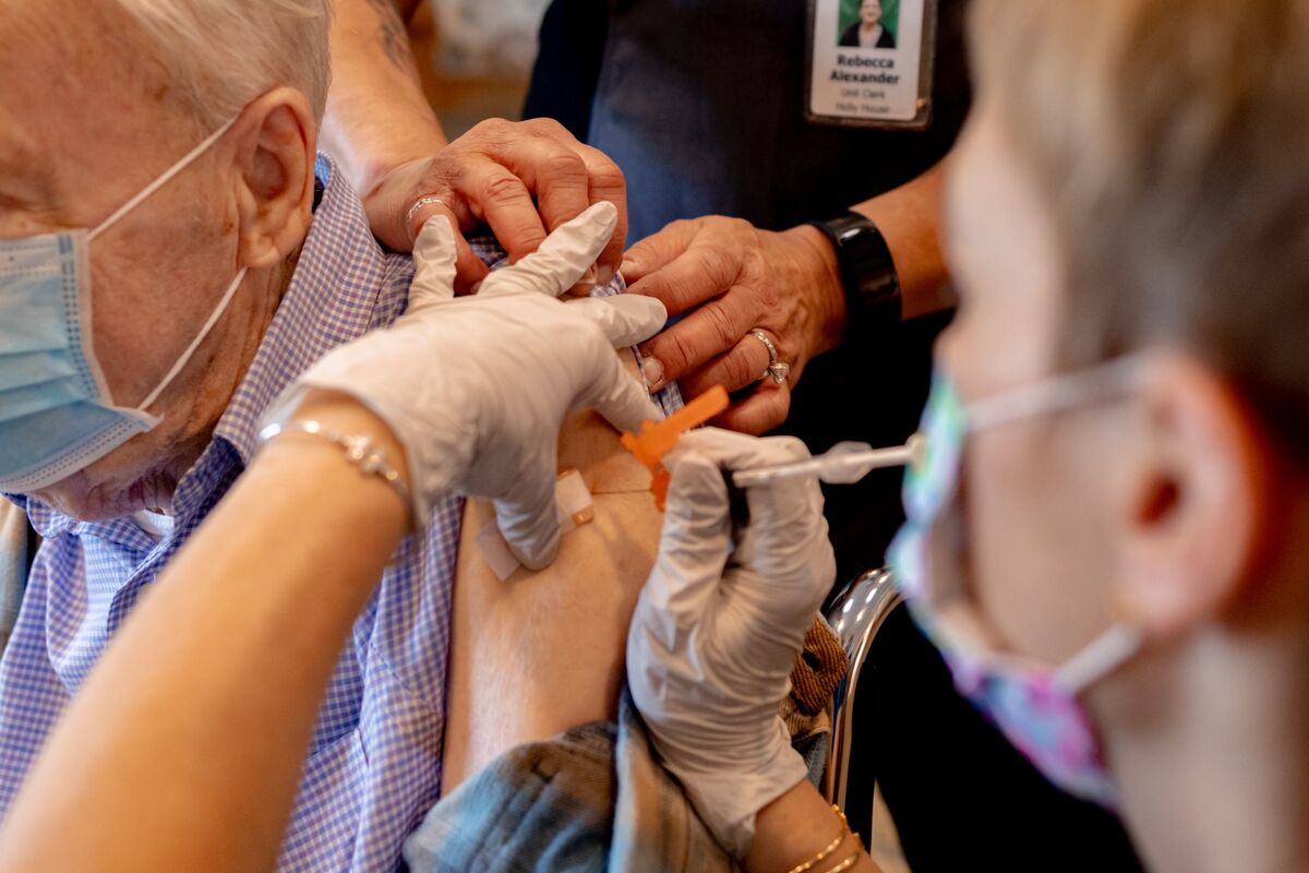 White House Rushes to Booster Doses as CDC Advisers Bide Time thumbnail