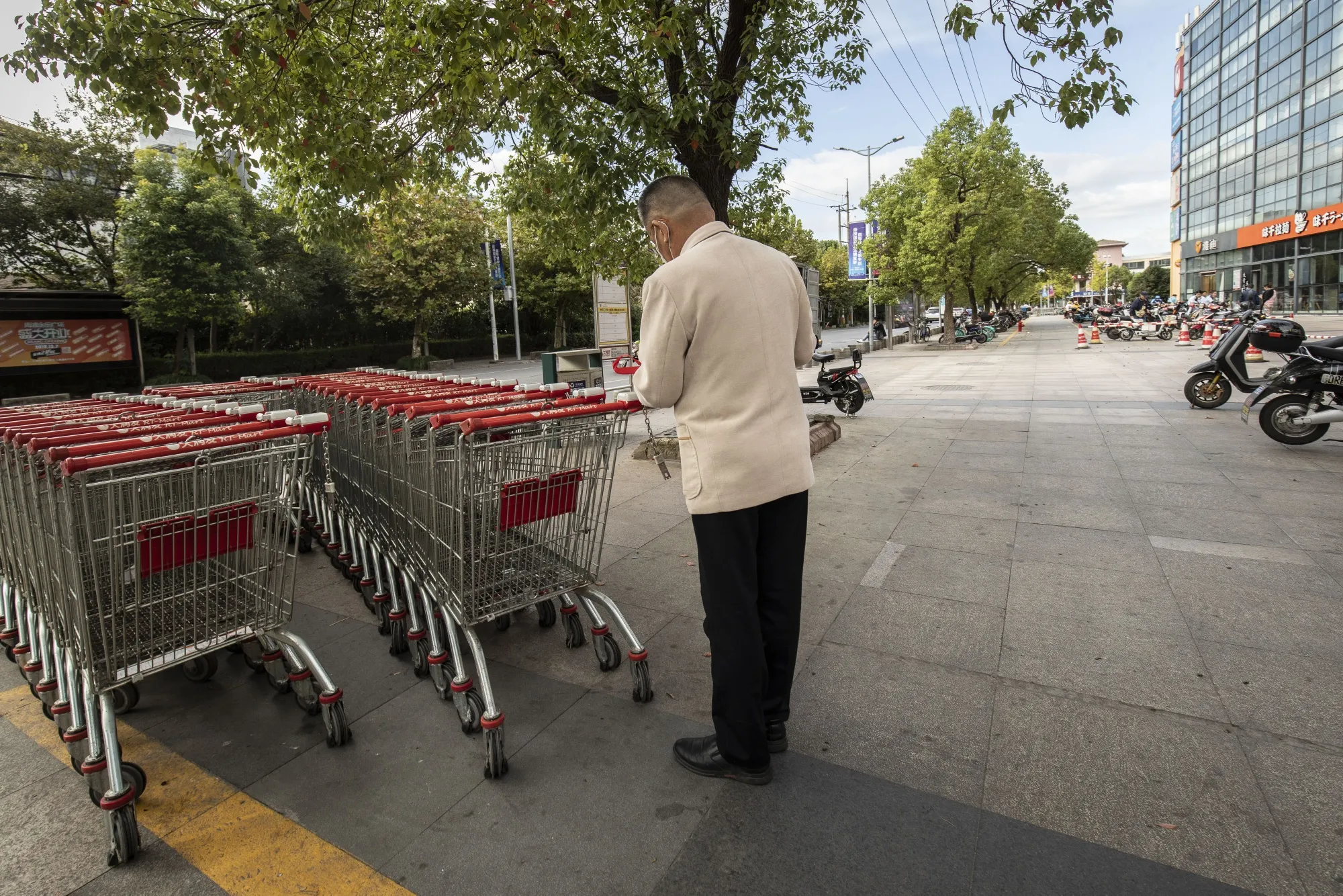 Alibaba Takes Over China's Top Hypermart Chain for $3.6 Billion