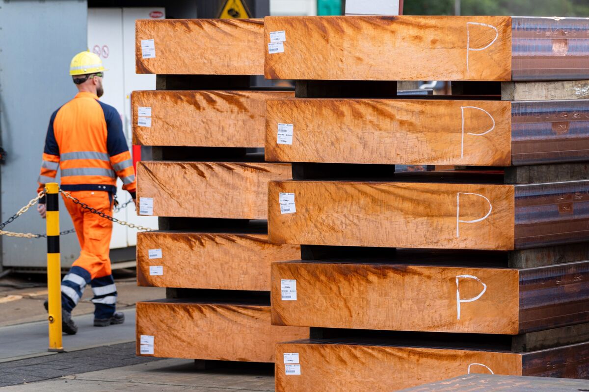 Copper Crunch Worsens as Key Spread Heads for Highest Since 2021