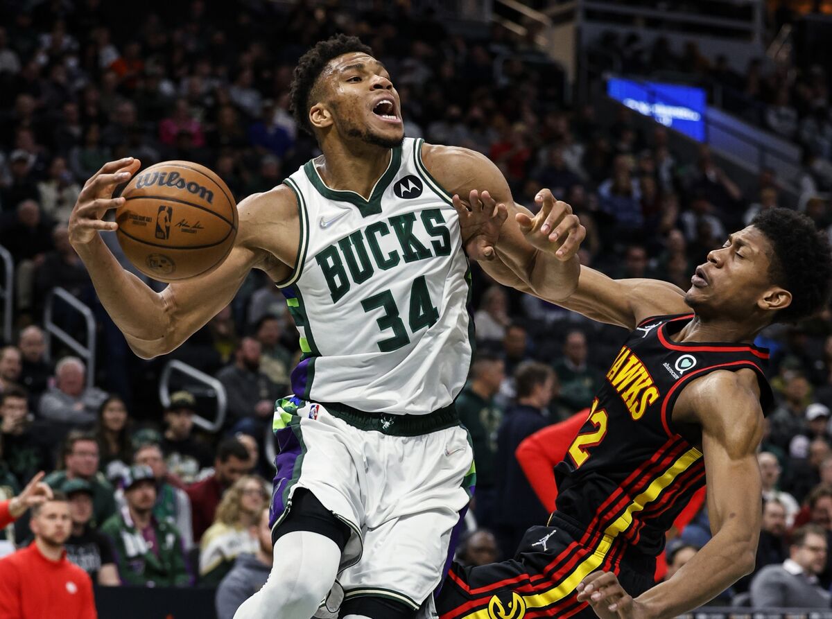 Antetokounmpo Scores 43 Points, Bucks Hold Off Hawks 124-115 - Bloomberg