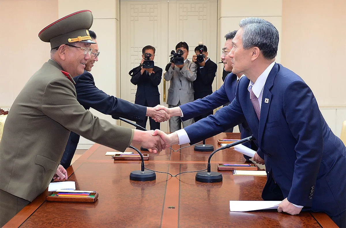 South and North Korean officials shake hands after their meeting at the Panmunjom in Paju, South Korea on August 25, 2015.
