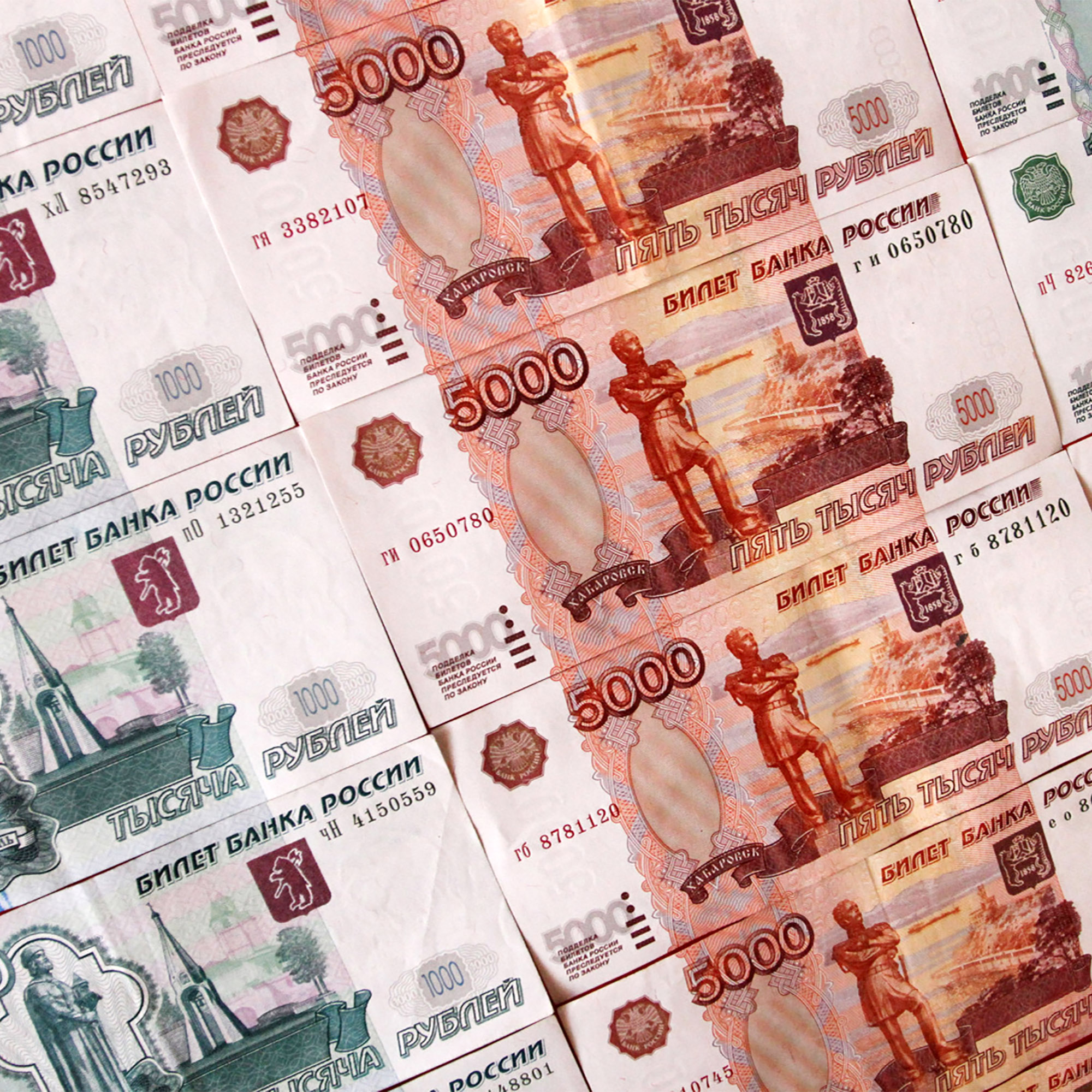 ルーブル高に望みかけたロシア中銀、ウクライナ侵攻で乏しい選択肢 - Bloomberg