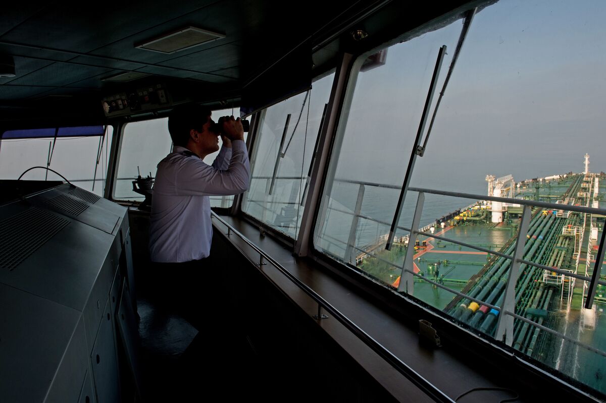 Oil Tankers Make U-Turn After Houthi Threats