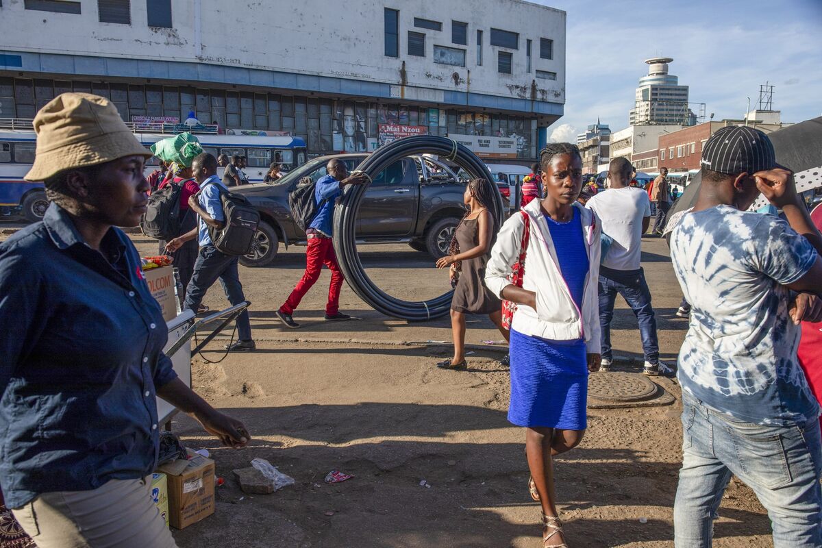 🟪"Zimbabwesi in cerca di speranza: la cancellazione dei visti per il Regno Unito complica la fuga dal caos economico"