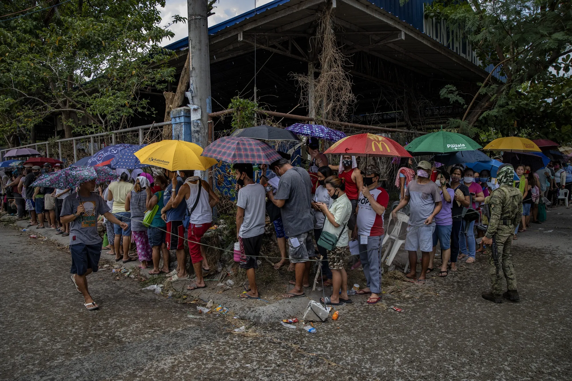 People out of work due line up to receive government cash handouts in Rodriguez town, Rizal province on May 11.