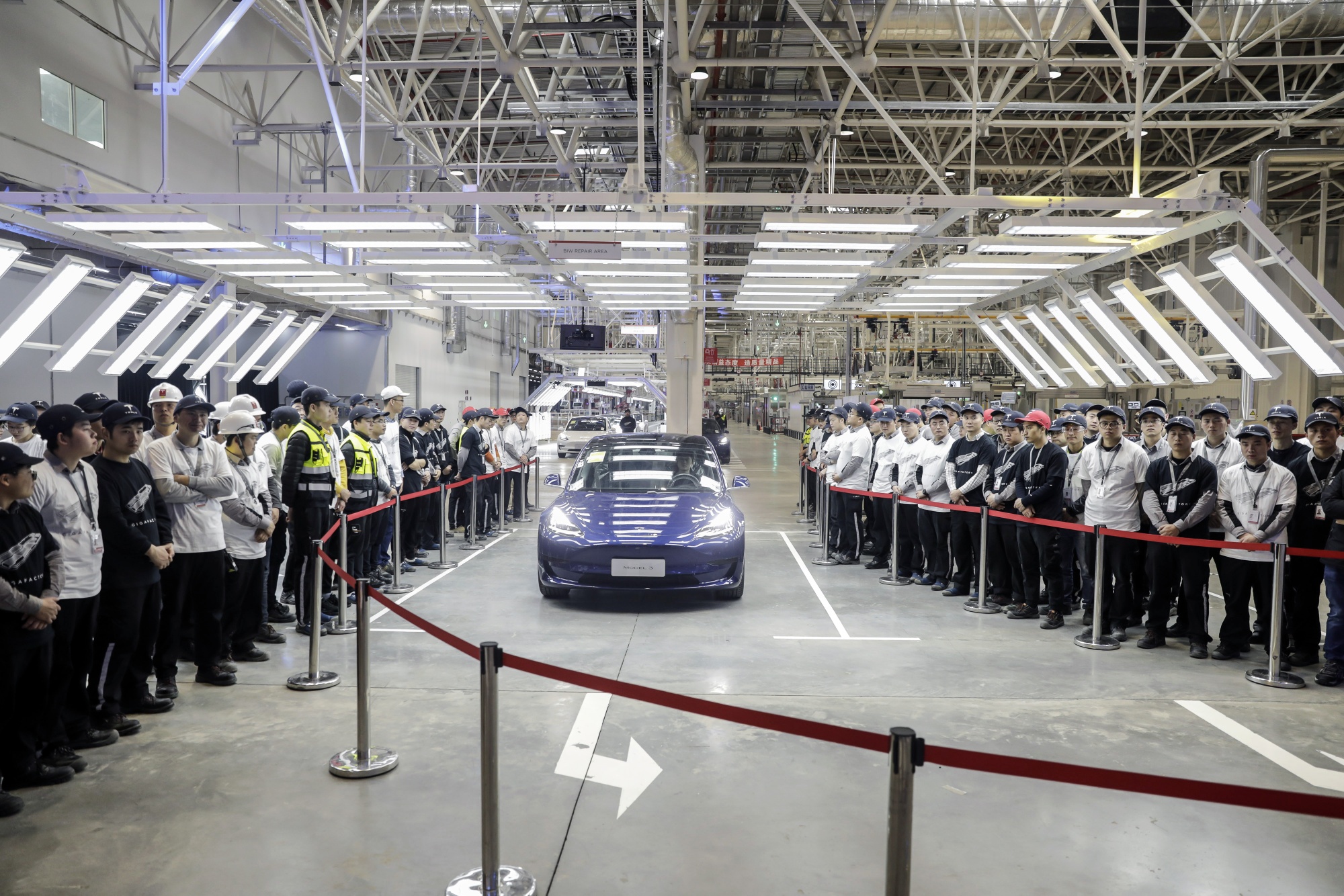 テスラが最初の中国製車を上海の従業員に引き渡す