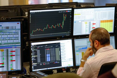 金融データを見つめるトレーダー(17日、ロンドン)