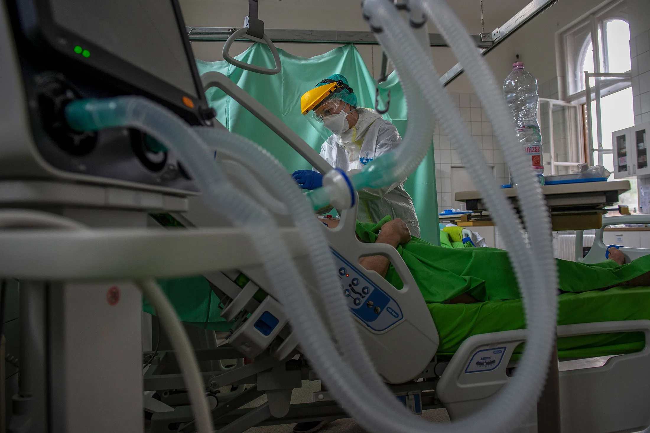 A health worker treats a patient infected with Covid-19 in Budapest.