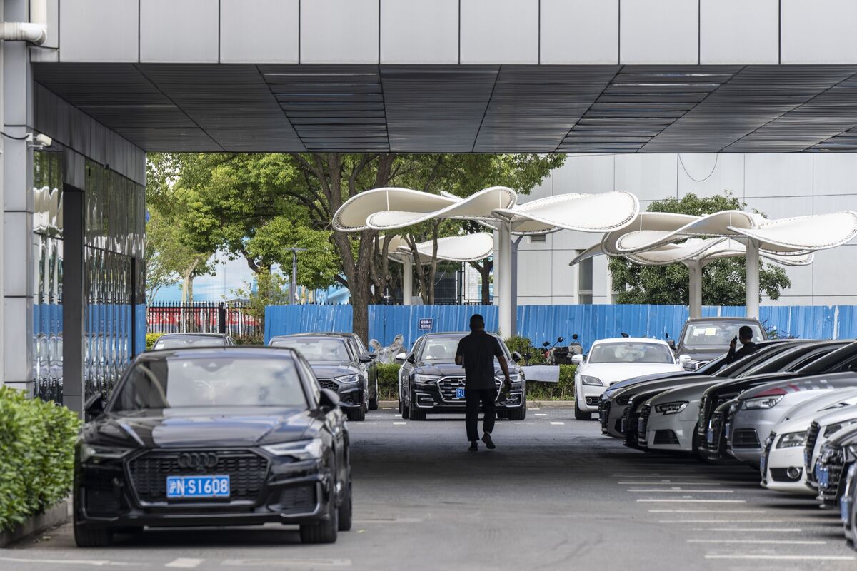 bloomberg.com - Elisabeth Behrmann - Audi and German Auto Peers Face Pressure as China Sales Drop