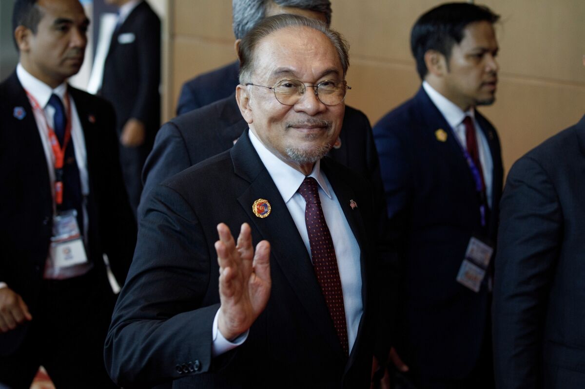 Anwar Turns Malaysia Into Stage for Dealmaking With Trump’s Help