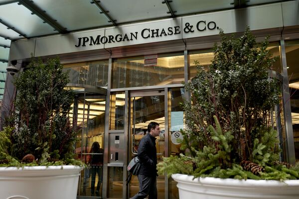 JPMorgan Turns Positive on US Stocks, Sees S&P 500 Advancing in 2025