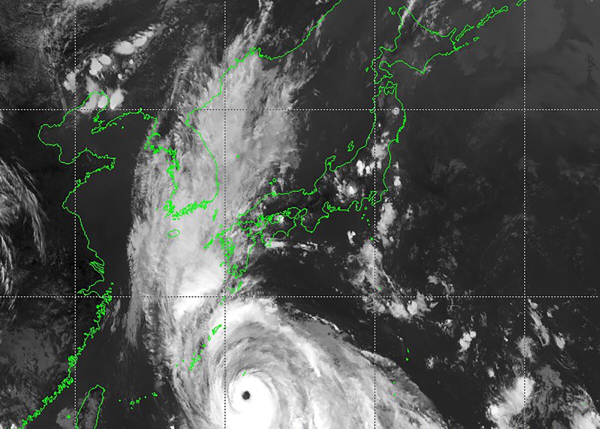 Thousands Evacuate In Japan, Factories Shutter Ahead Of Typhoon - Bloomberg