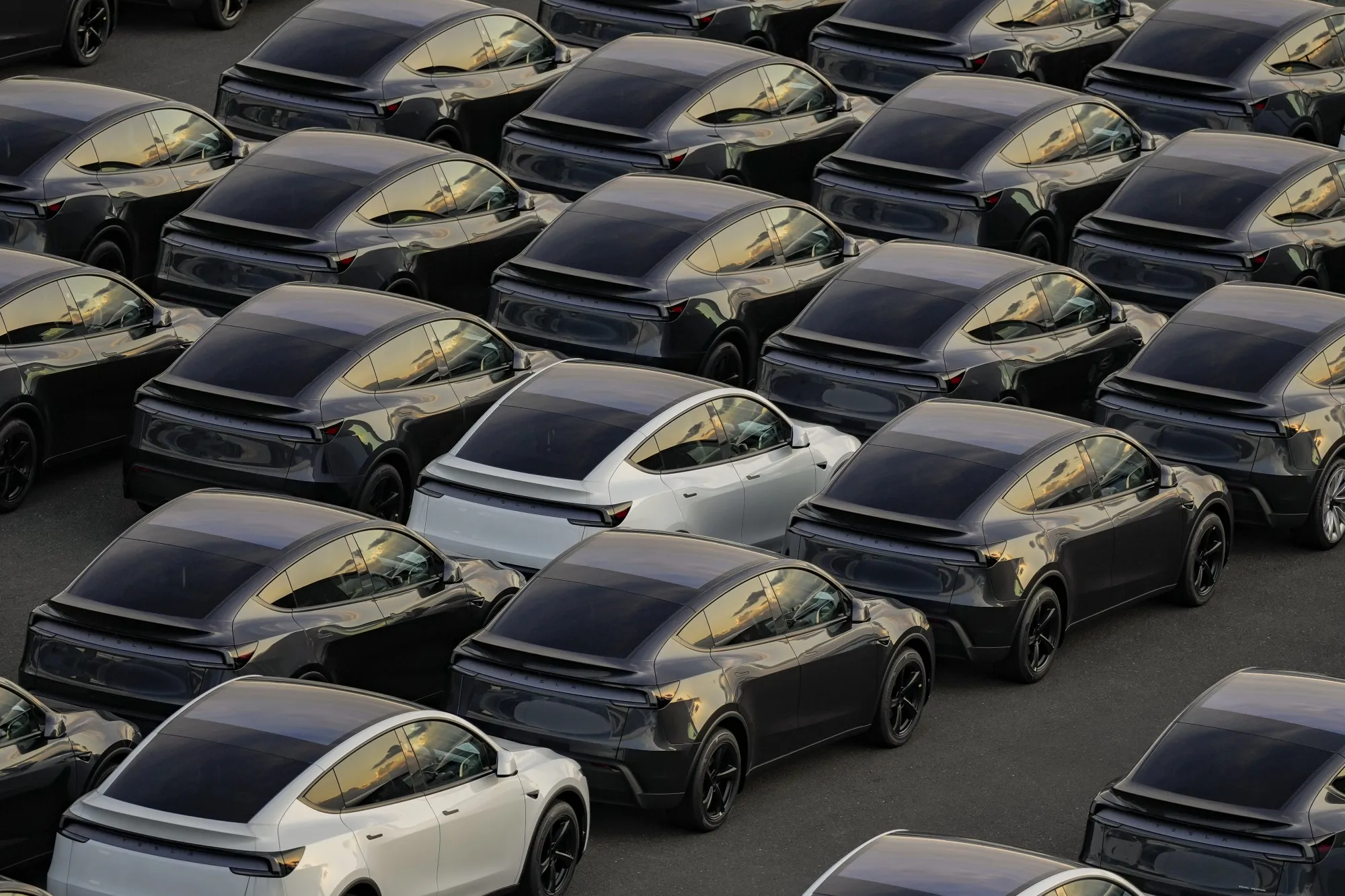 テスラ、スーパーコンピューターDojo開発チームを解散へ－関係者