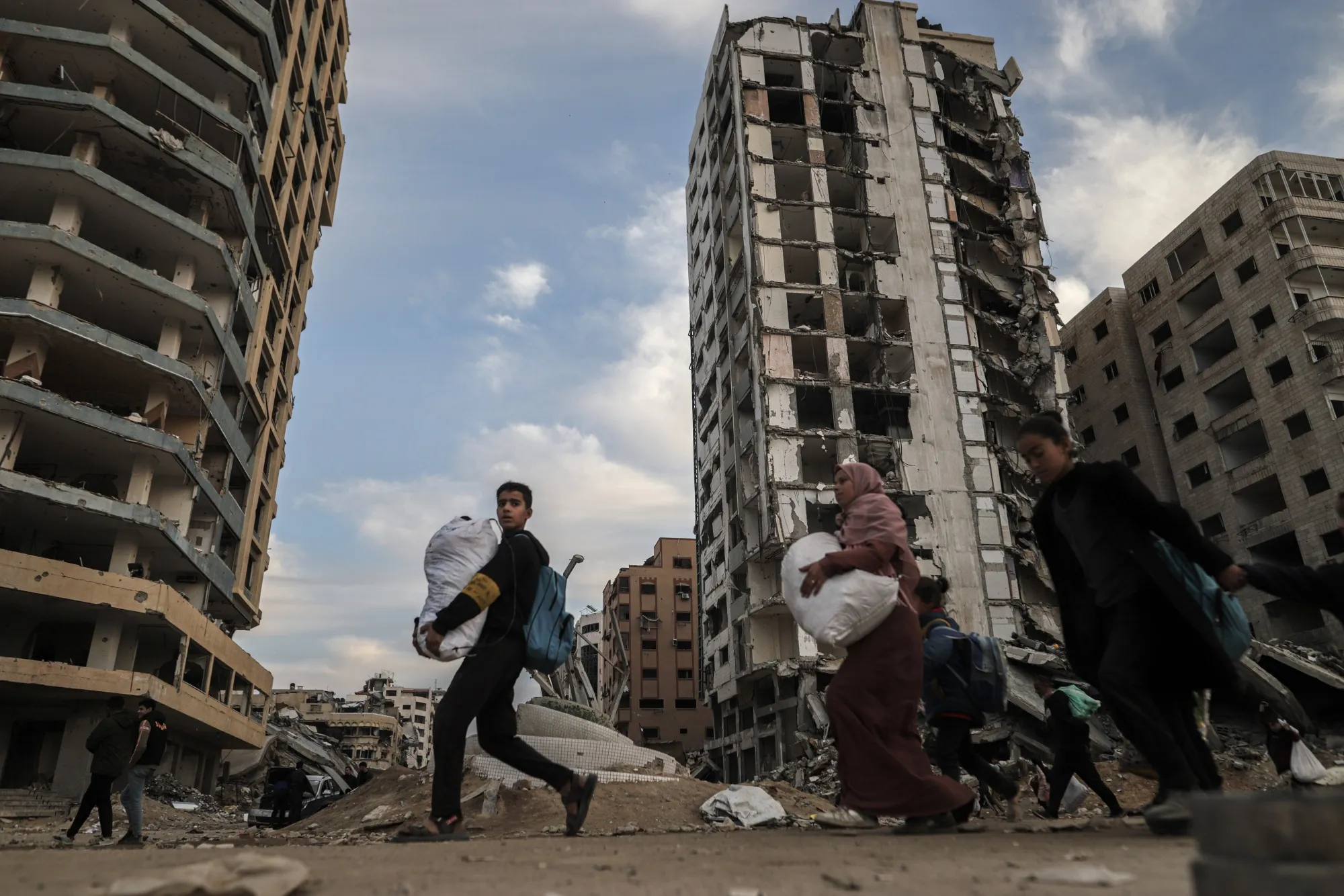 Displaced Palestinians&nbsp;return to the north from the southern Gaza Strip.