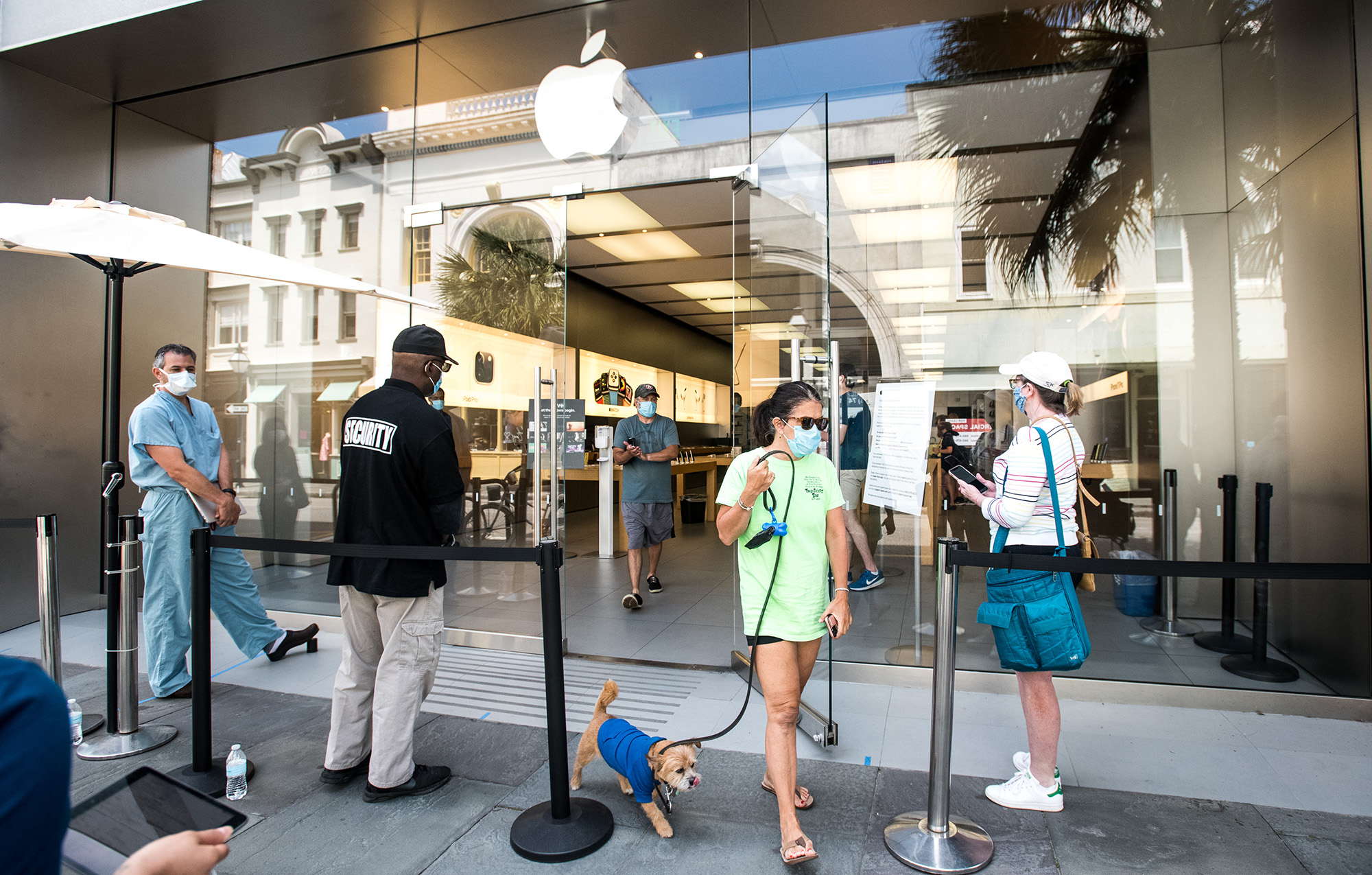 Apple store in Texas closes in Covid outbreak