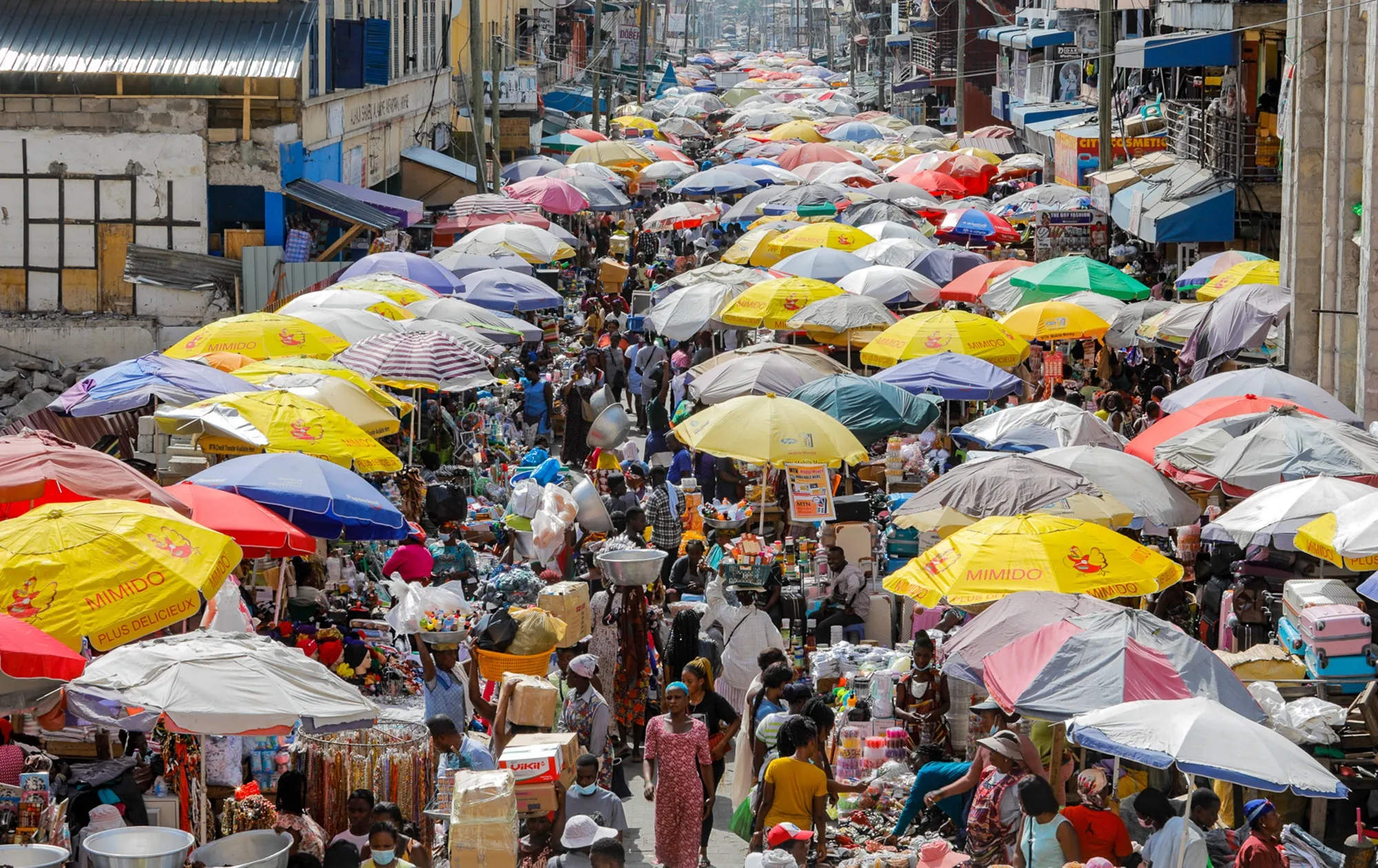 Crowds of customers make their way through a food market in Accra.