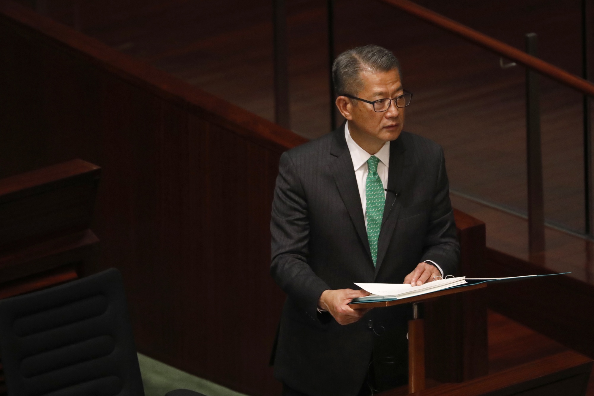 Paul Chan prononce son discours sur le budget au Conseil législatif de Hong Kong le 24 février.