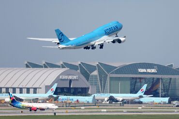A Korean Air aircraft takes off to bring back Korean workers detained in Georgia, US, at Incheon International Airport,  on Sept. 10.