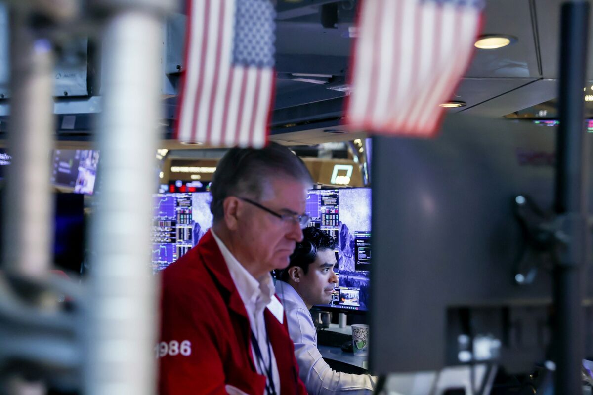 US Stocks Falter as AI-Driven Rally Fades Despite Amazon Blowout