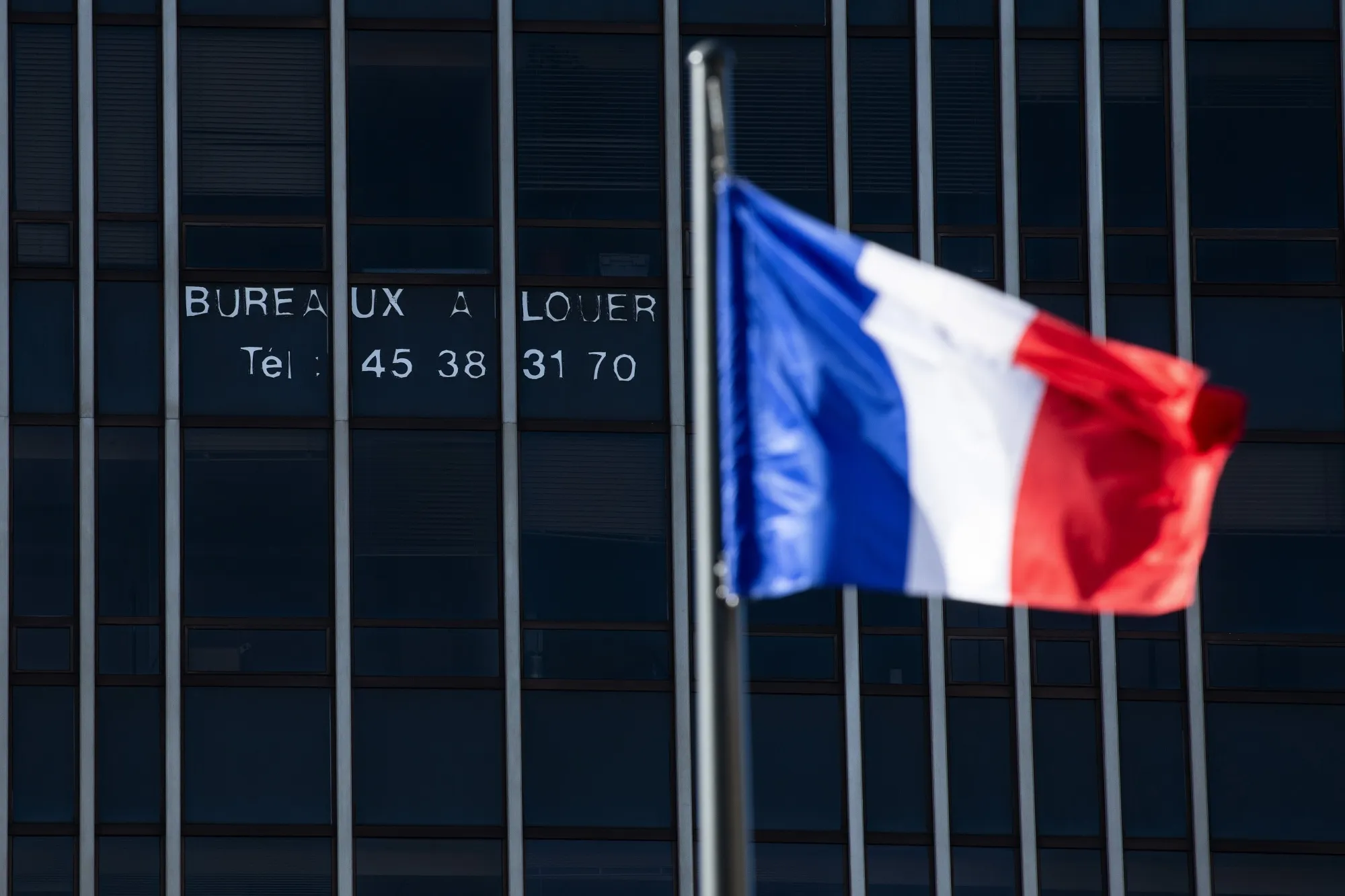 Closed Retail Stores as France Awaits New Virus Measures