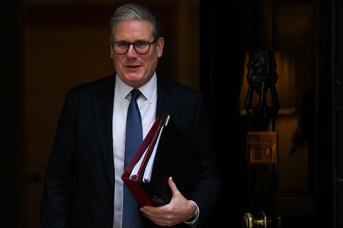 Labour Fissures Over Cuts Test Starmer Vows on Tax and Borrowing