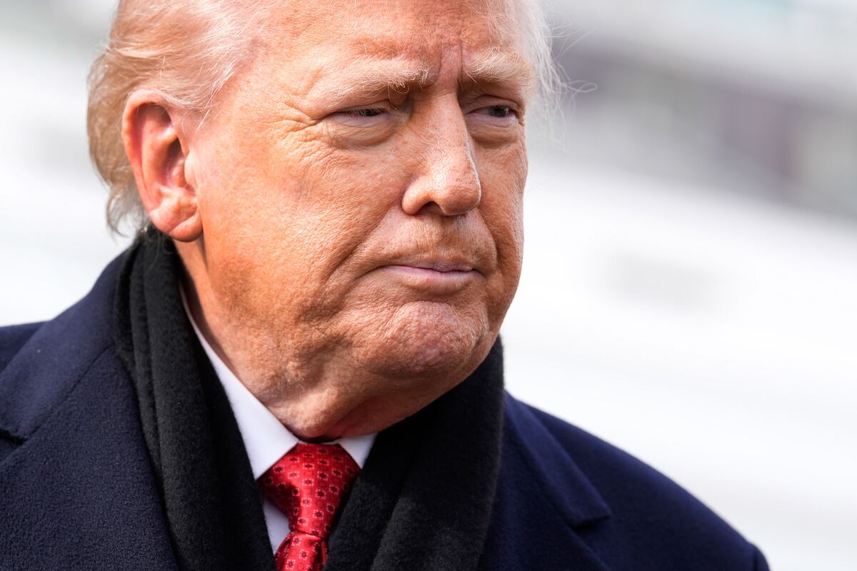 
                            Trump Plans Executive Order for Army-Navy Game Broadcast