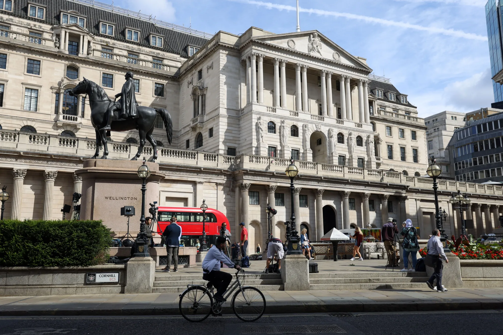 The Bank of England is reminding the world&nbsp;what a politically independent central bank can and should do.