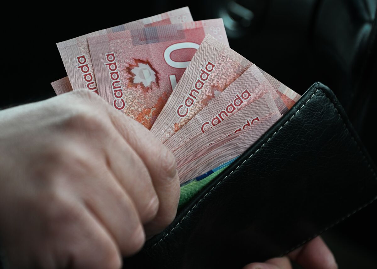Canadian Dollar Tumbles as Trade Rift Threatens Growth Outlook