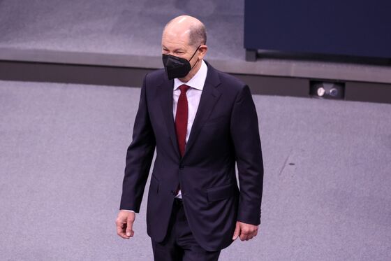 Scholz Becomes Chancellor as Germany Faces Covid, Russia Risks