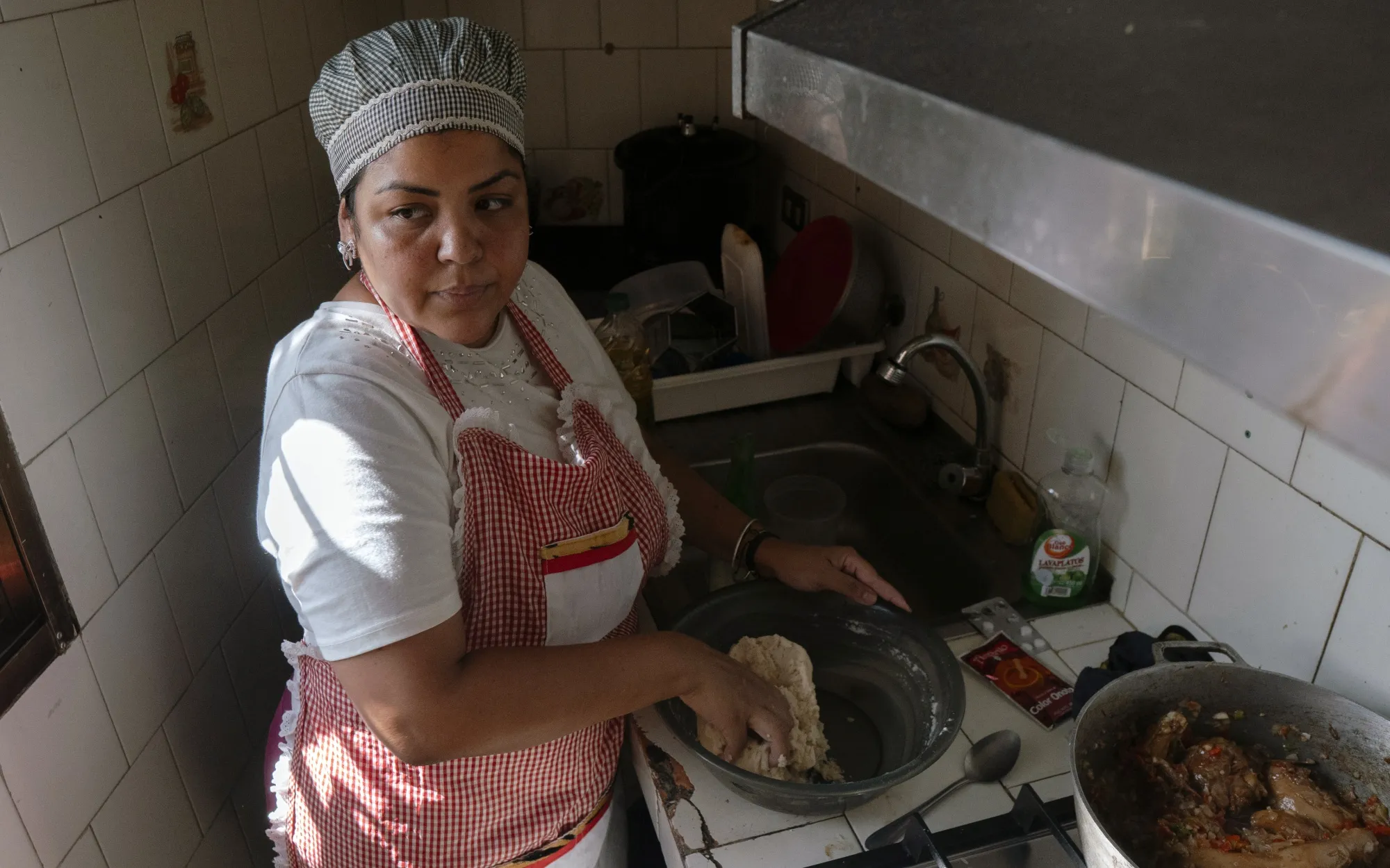 Beatriz Villasmil fazendo empanadas em casa na Venezuela.