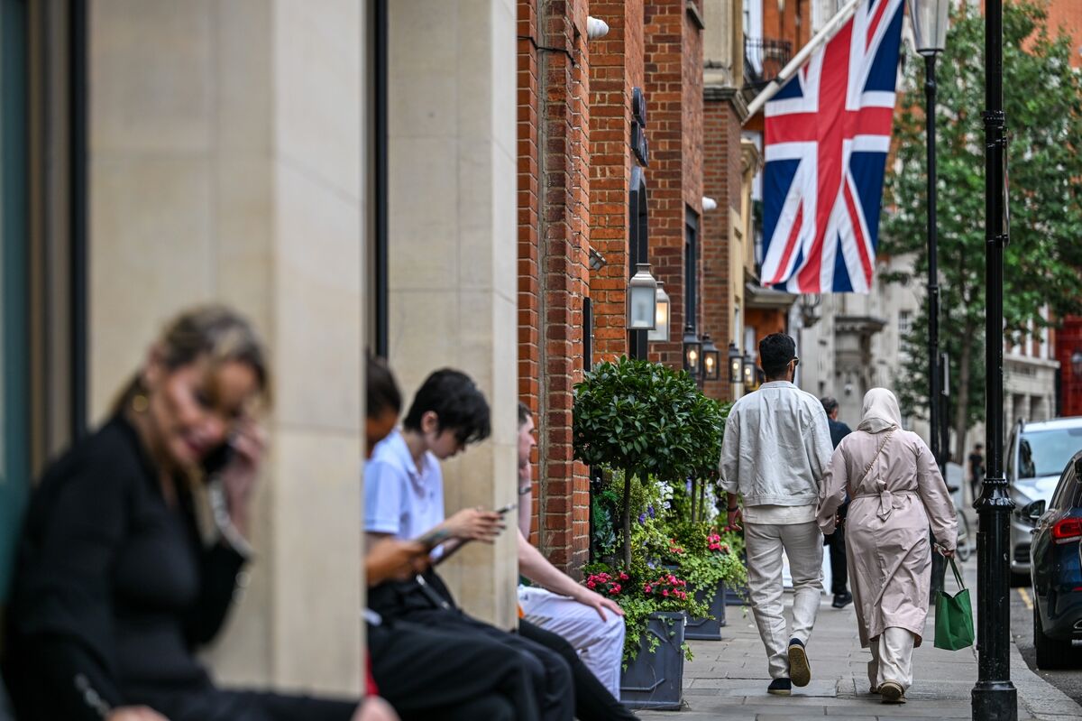 Middle East Money Gives Britain a Summer Break From Wealth Chaos