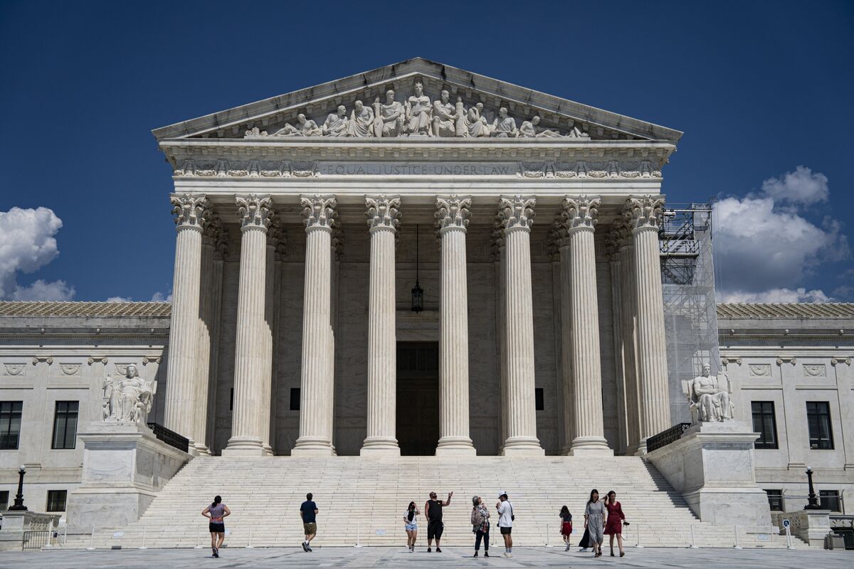 Break court. Supreme court. здание с колоннами.