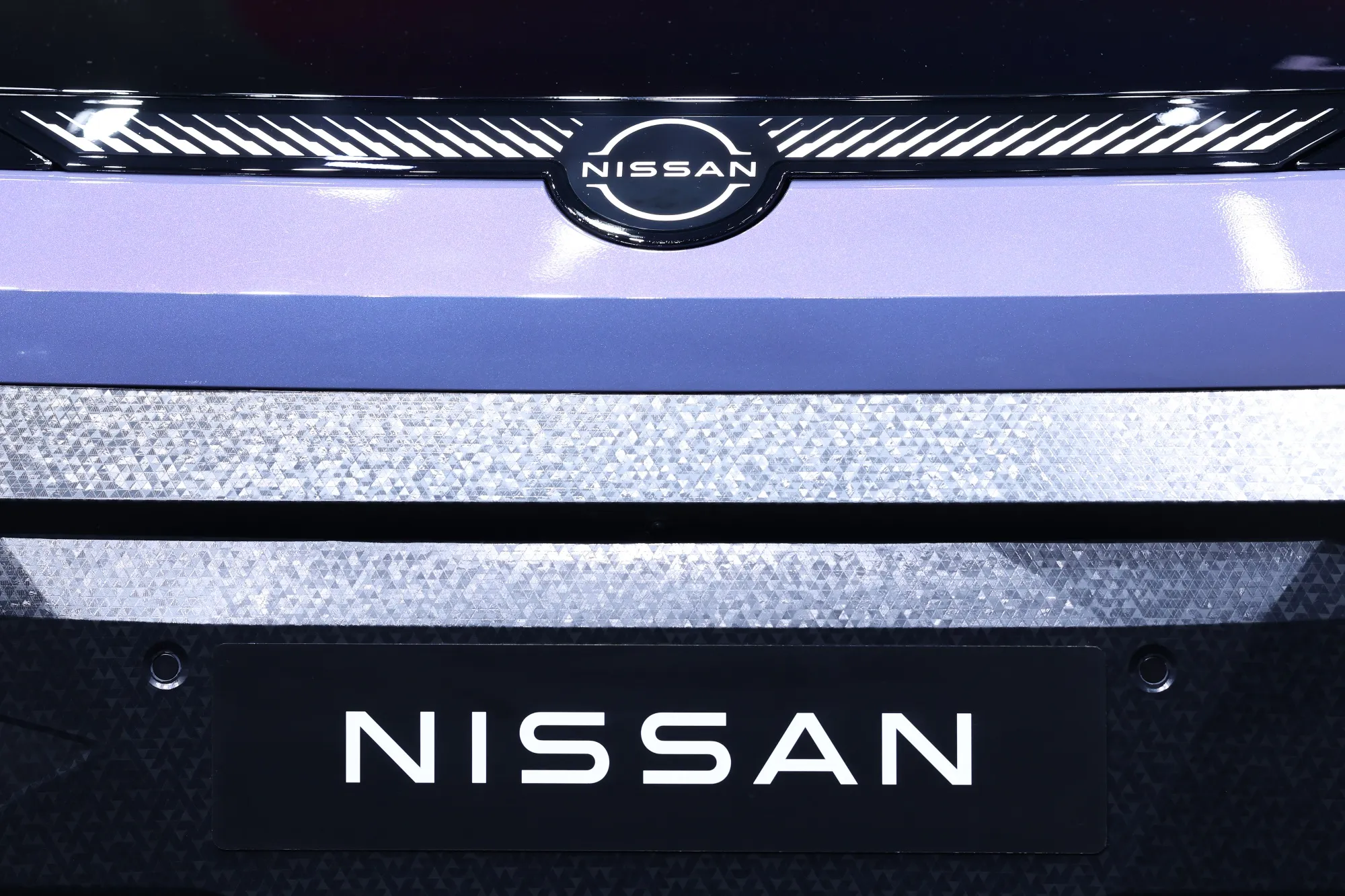 日産自動車は欧州の事務職900人を削減する計画と、FTが報道