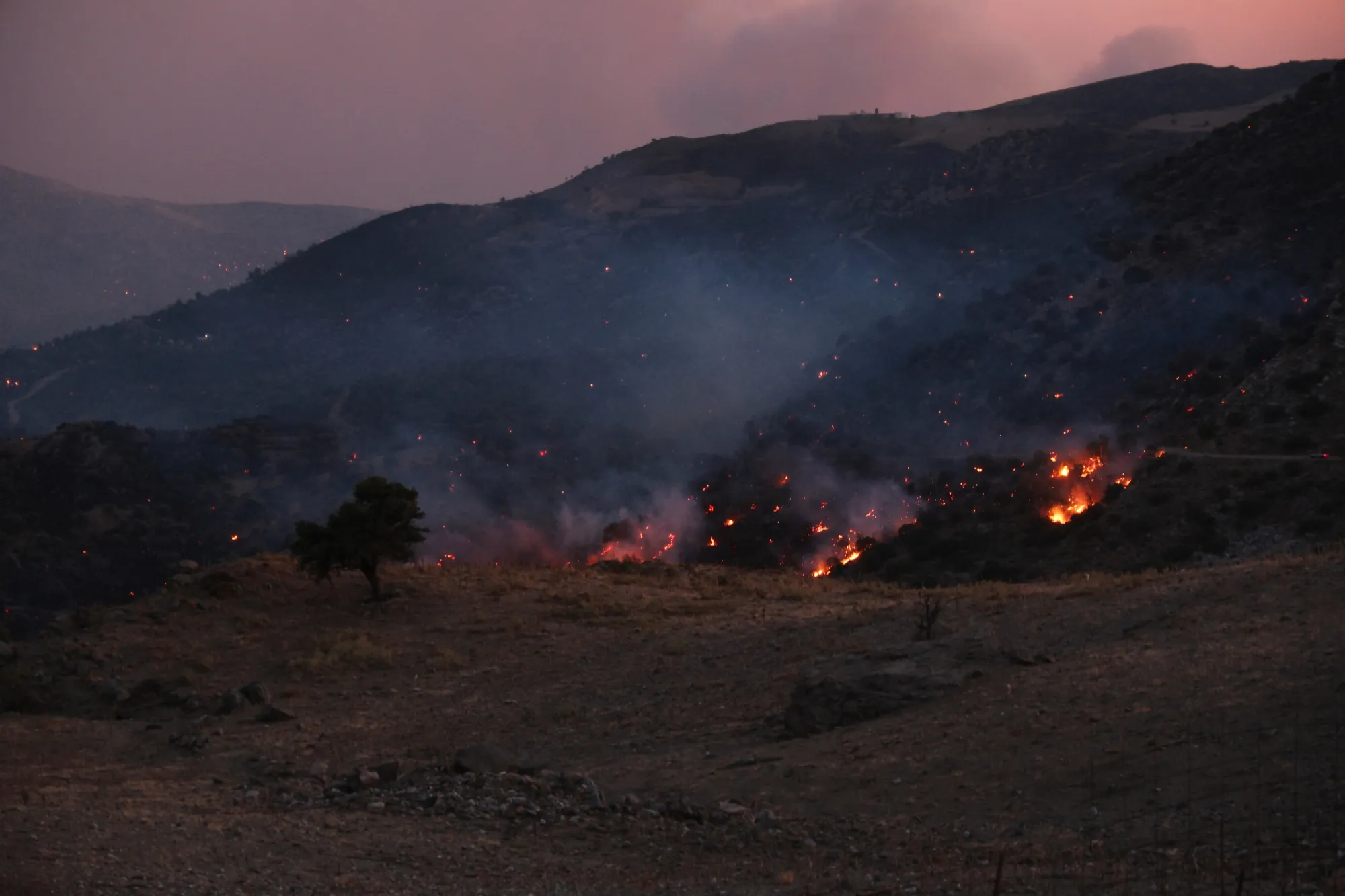 Wildfires in France and Spain force evacuations as more than 200,000 flee near Bordeaux; firefighters stabilize blazes burning 420 square kilometers