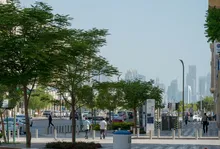 تصویری از شهر دوحه، قطر، با ساختمانهای بلند و ترافیک عادی پس از حمله موشکی اخیر.