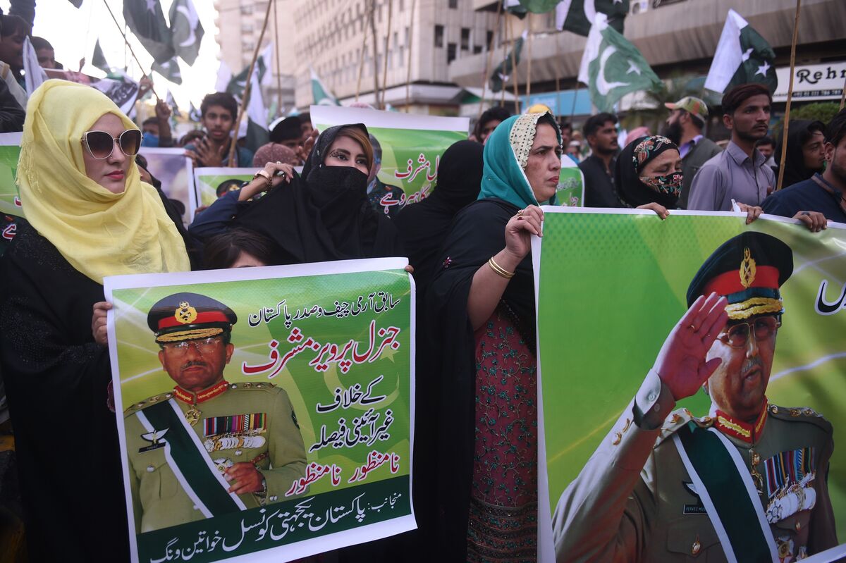 Pakistan’s Government Criticizes Judiciary, Siding With Army - Bloomberg