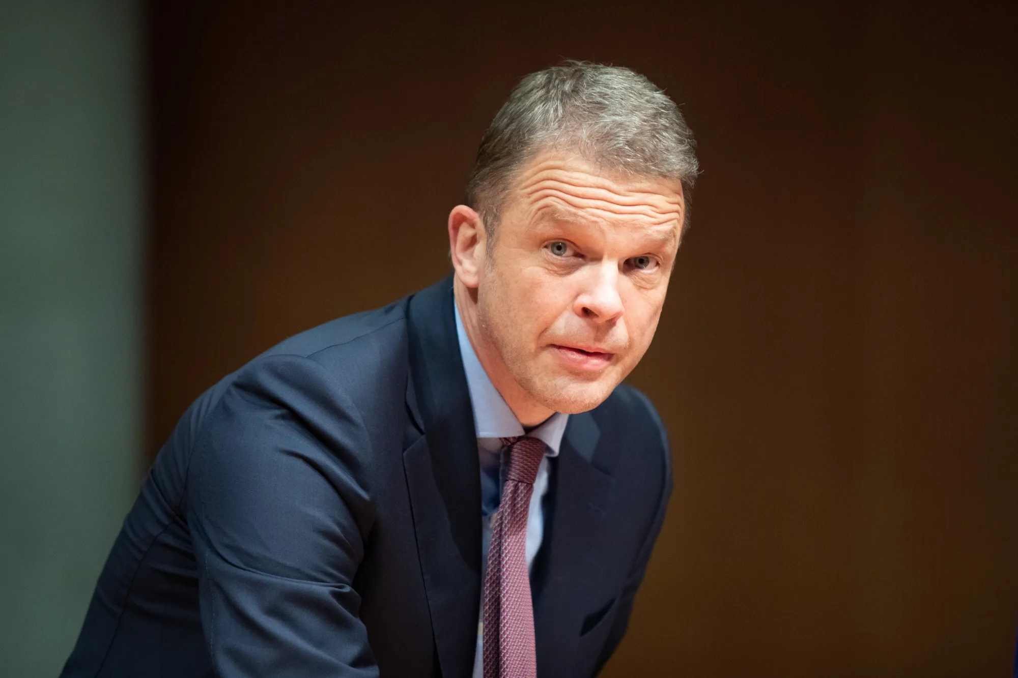 ドイツ銀CEO、投資銀行部門責任者を退く予定－関係者 - Bloomberg
